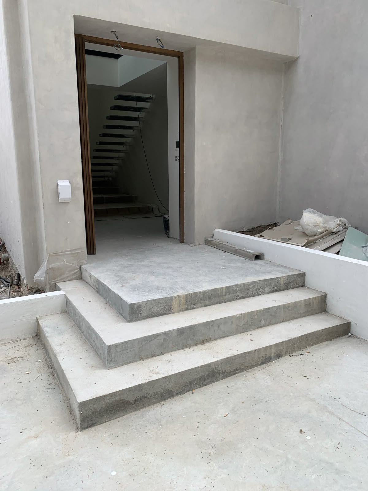 رش دهانات خارجية لمنزل باستخدام معدات احترافية