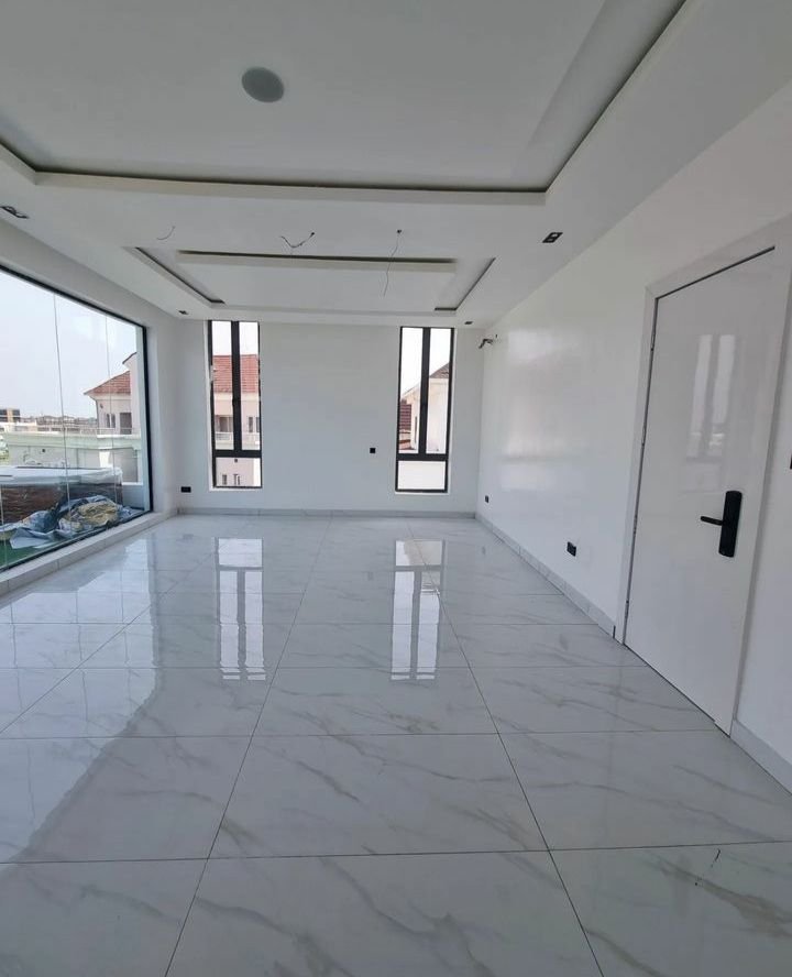 فني دهانات يعمل في موقع مشروع